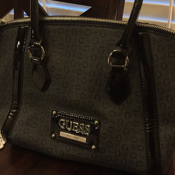 Guess handbag - Picture 2 of 3